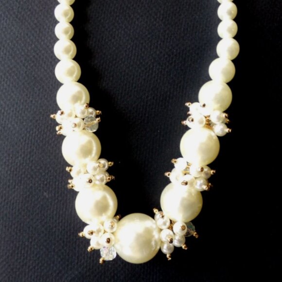 Large pearl bead necklace with big and bold round white pearl beads - Picture 4 of 5